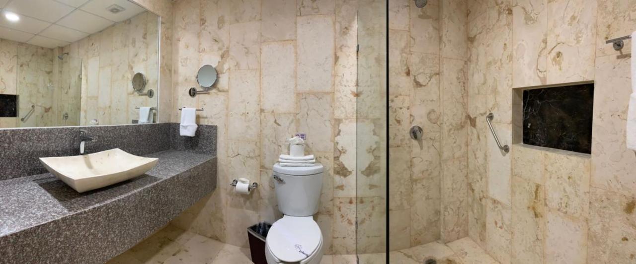 Real Hispano Valladolid  Eksteriør billede Bathroom in a hotel