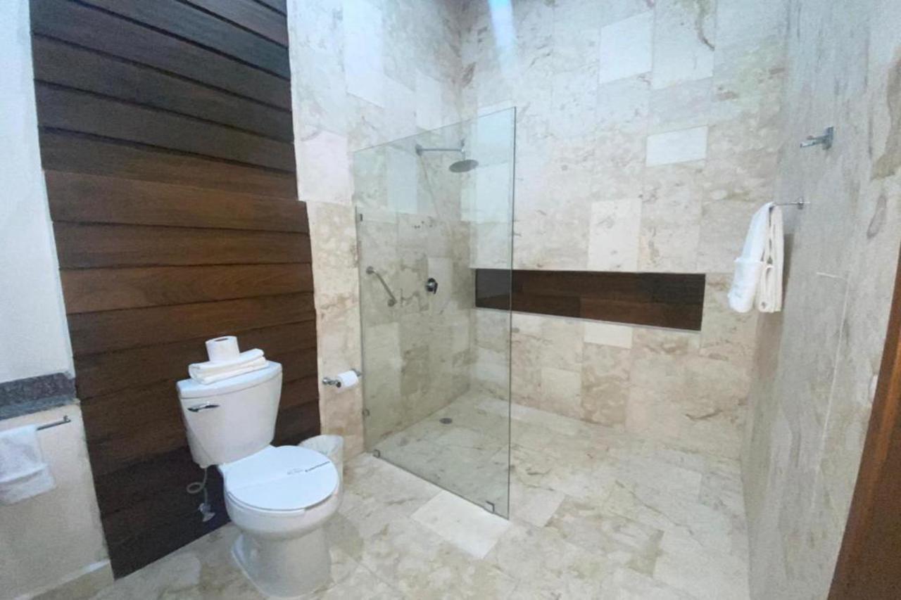 Real Hispano Valladolid  Eksteriør billede A modern bathroom with a shower enclosure